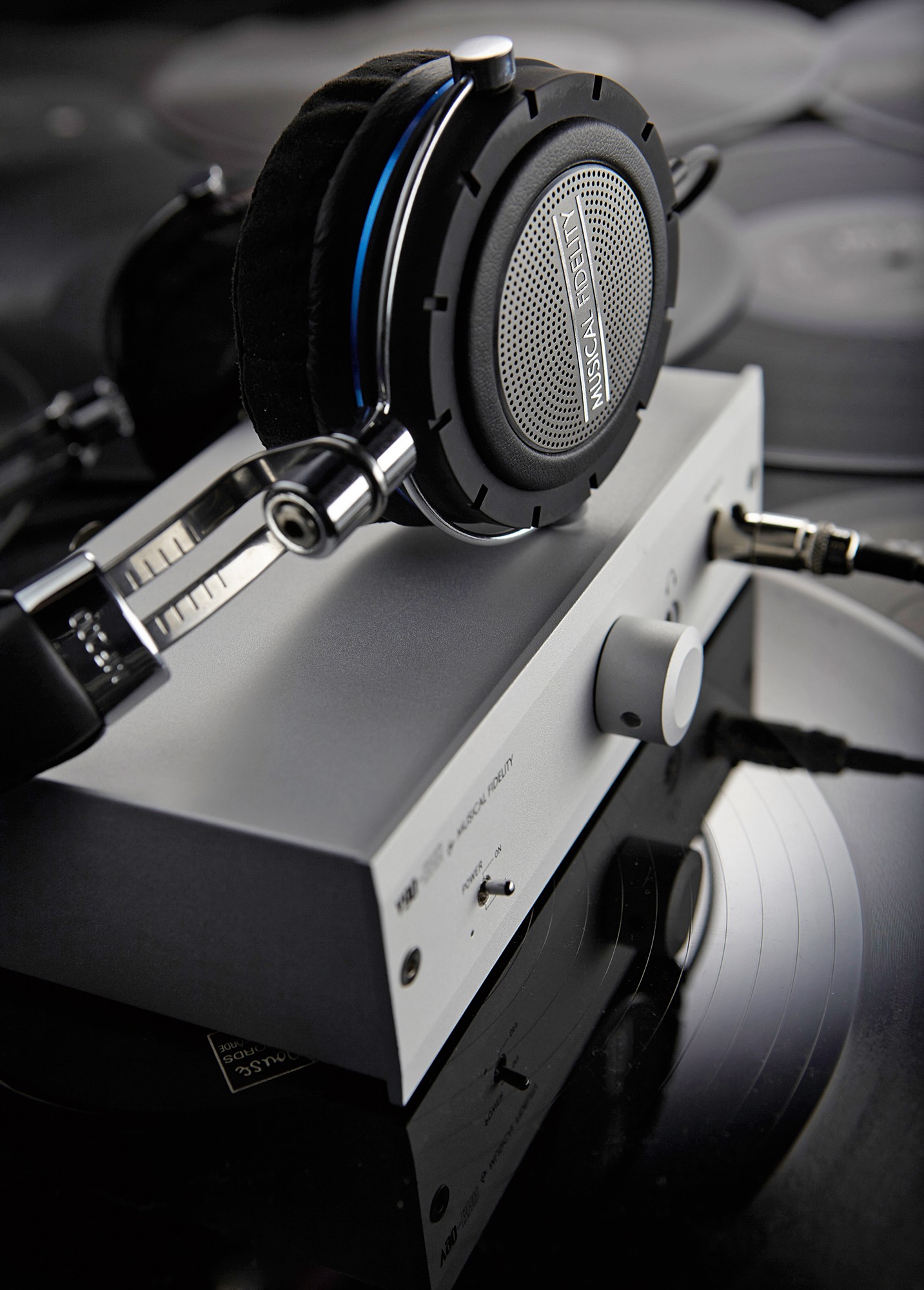 Musical Fidelity MF-200B pokażą pełnię swych możliwości, jeśli podłączymy je do słuchawkowego wzmacniacza V90-BHA.